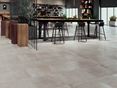 Lysegråt betonlook med Pure Clay Pure Clay fliser med betonlook med bord og stole